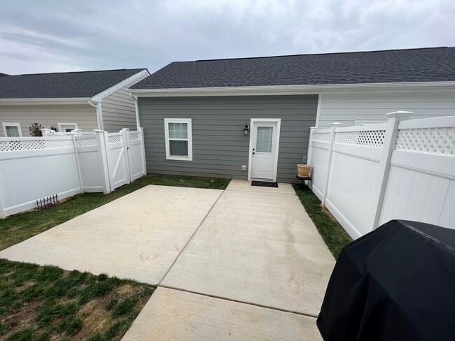 Building Photo - Modern Luxury Townhouse in Preston Lakes