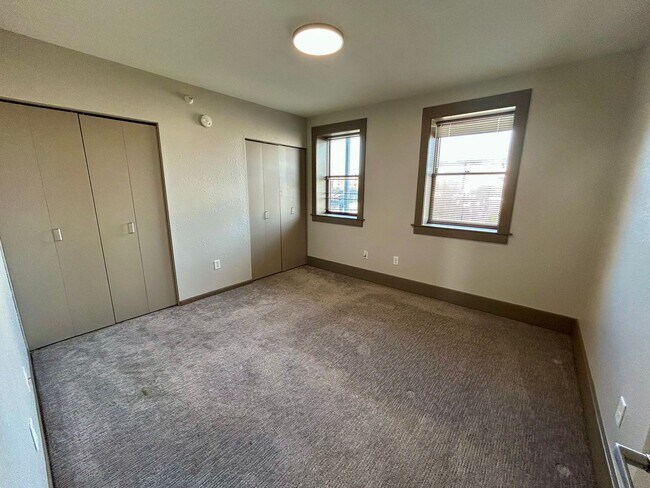 Building Photo - Spacious Downtown 3 bedroom with updates. ...