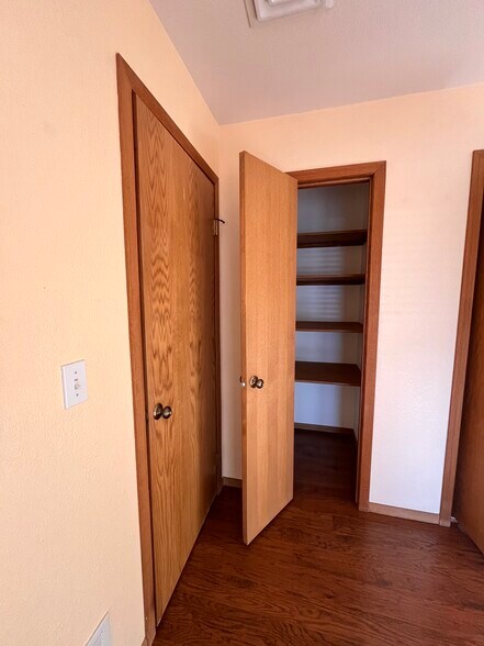 Linen closet in primary bedroom - 507 Chipeta Trl