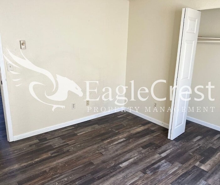 Building Photo - 320NEC