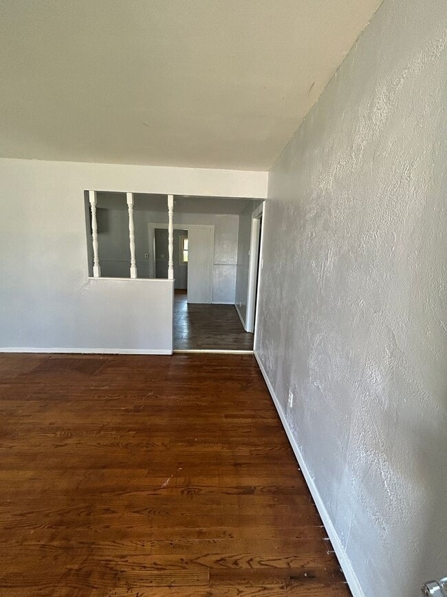 Building Photo - Large 3 bed 1 bath Home