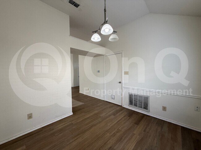 Building Photo - 1206 Hyde Park Dr