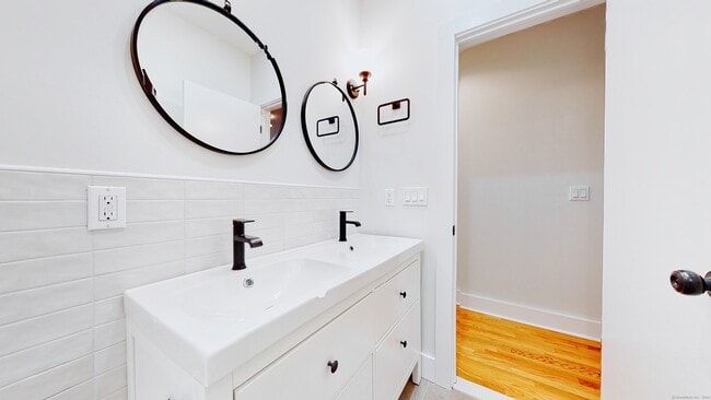 Building Photo - 86 Edwards St