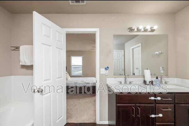 Building Photo - 6108 SW Warrington Rd