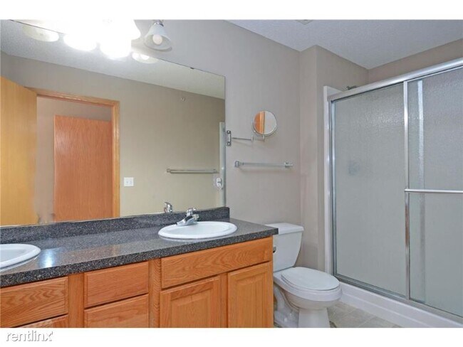 Building Photo - 3 br, 3 bath Townhome - 191 Larpenteur Ave E