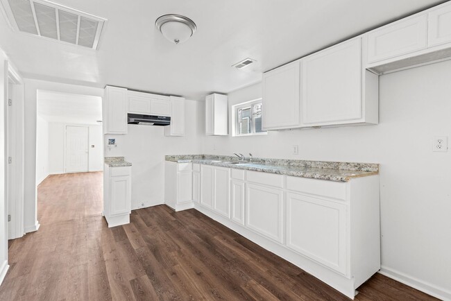 Building Photo - Beautifully Renovated 4 Bedroom 2 Bath Hom...