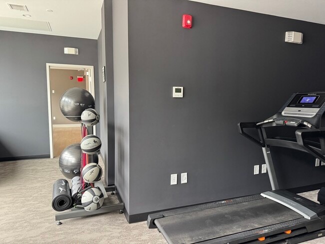 Building Photo - 100 Lincoln St