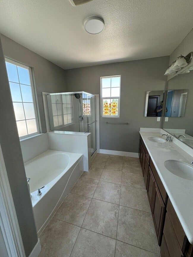 Building Photo - Stunning 4/3 in Roseville! 2 Car Garage!