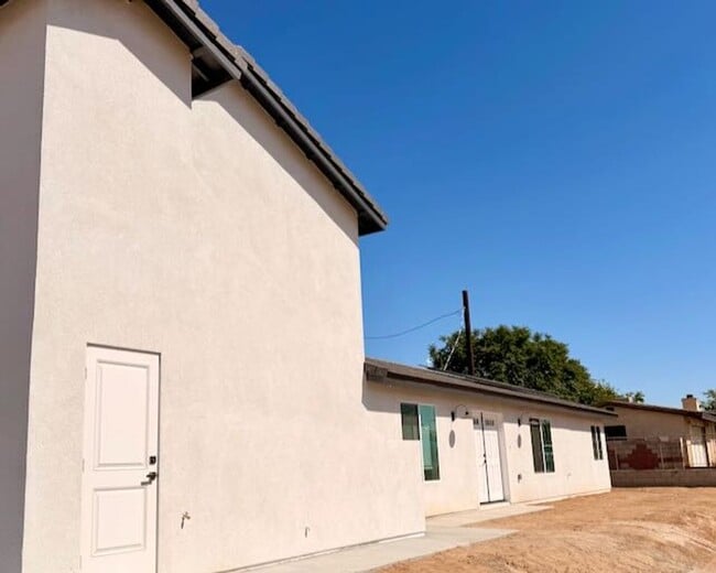 Building Photo - 16001 Live Oak St