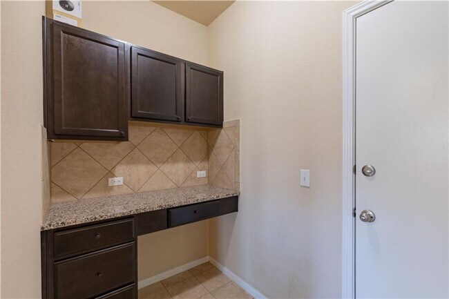 Building Photo - Spacious 4/BR, 2.5/BA Home in Cedar Park –...