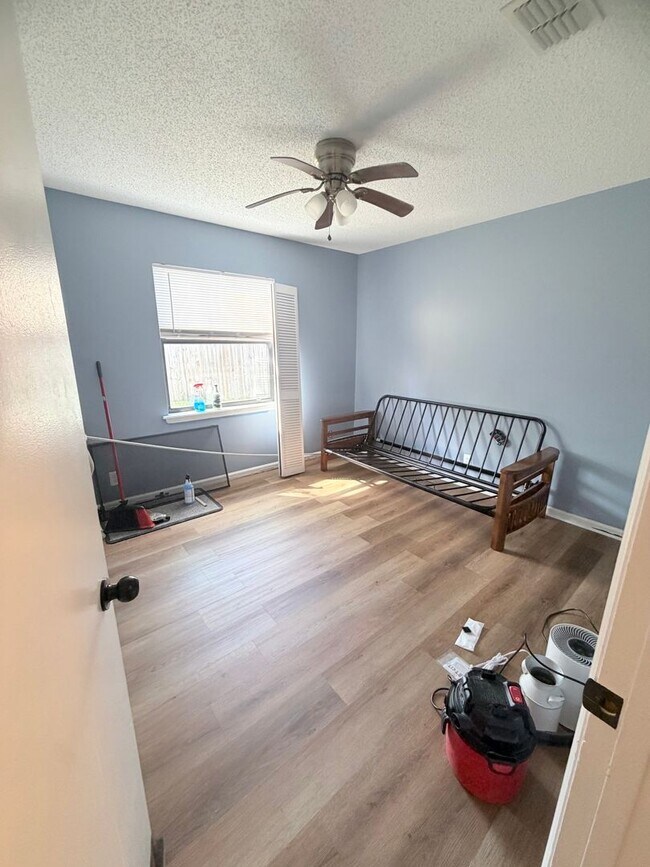 Building Photo - Fenced in 4 Bed 2 Bath in Mariners Landing