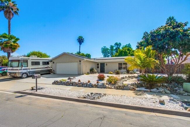 Building Photo - Beautiful 3 Bedroom + Den Home in the Foot...