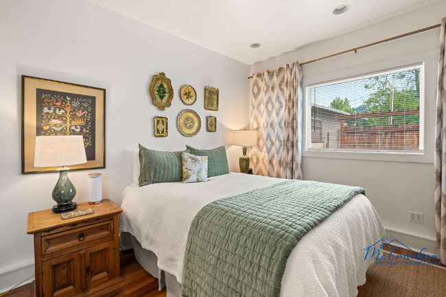 Building Photo - Charming Studio with Full Kitchen in Ashland