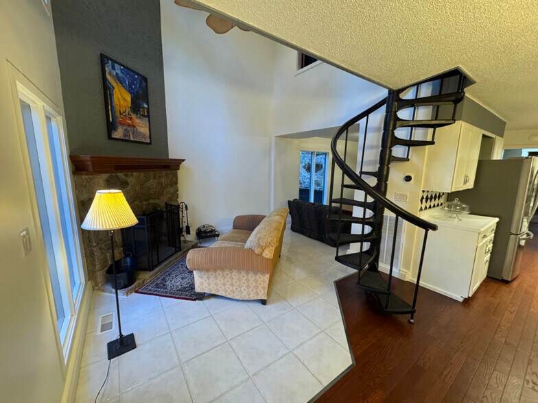 Building Photo - 247 Bruce Rd