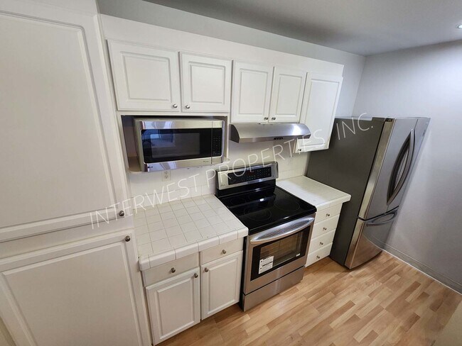 Building Photo - 2 BD Condo with River View, washer/dryer, microwave and W/S/G&L included.