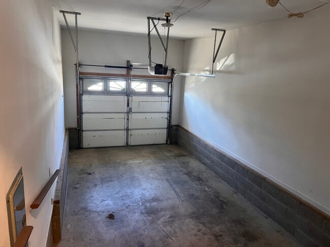 Building Photo - 828 N Maple St