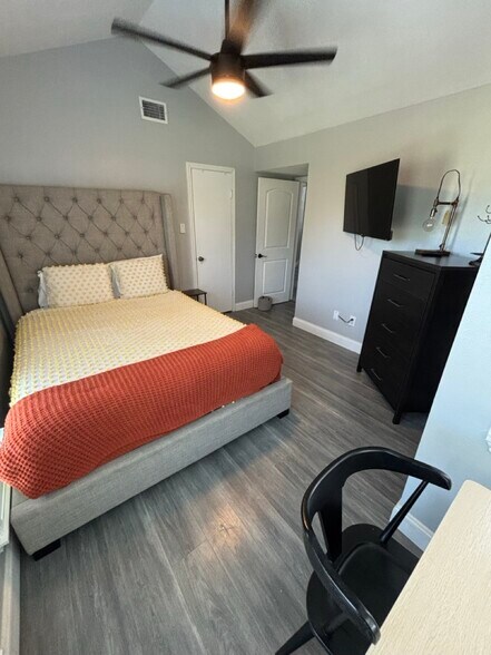 Building Photo - 204 Yaupon Dr