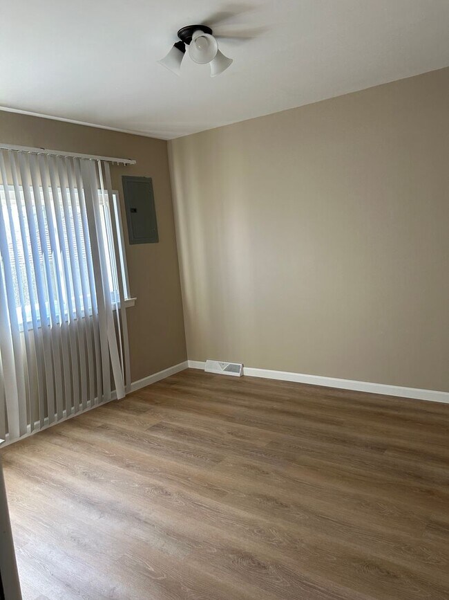 Building Photo - 400 Meadow Ln