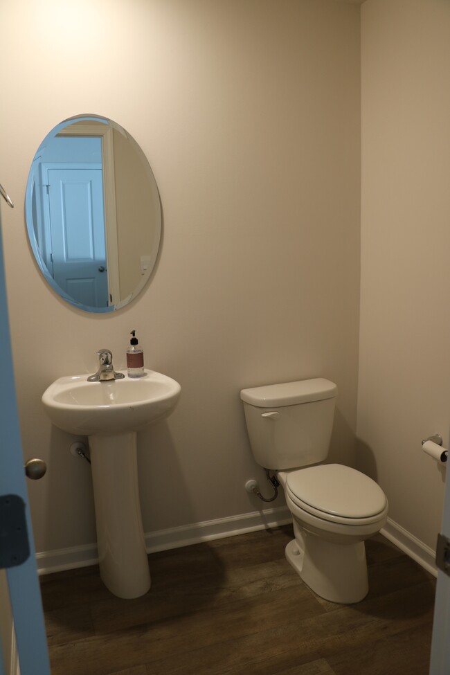 Building Photo - 901 Riverstone Dr