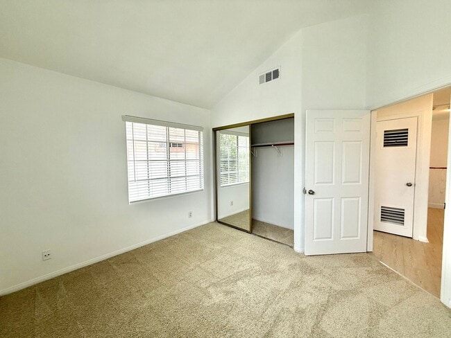 Building Photo - Cozy Renovated Townhome in Gardena!