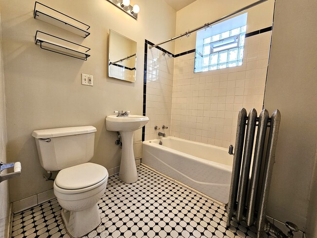 Building Photo - 709 W Cornelia Ave