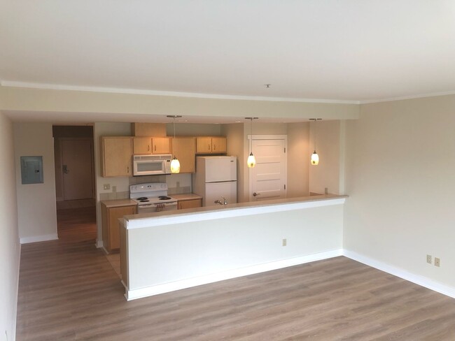 Building Photo - Ground Floor 1 Bedroom 1 Bath  Condo