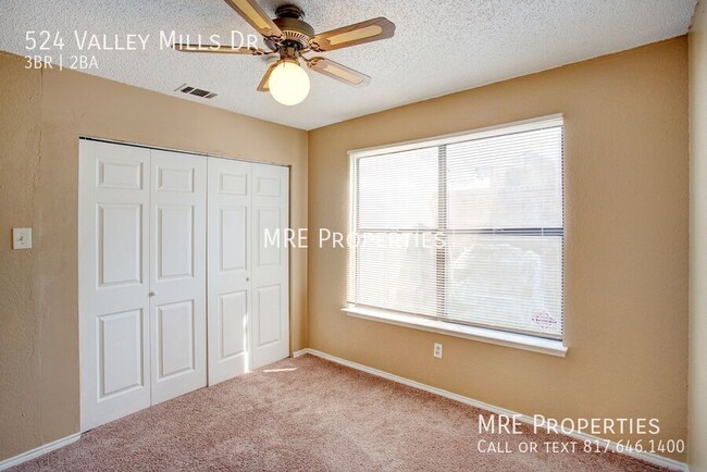 Building Photo - 524 Valley Mills Dr