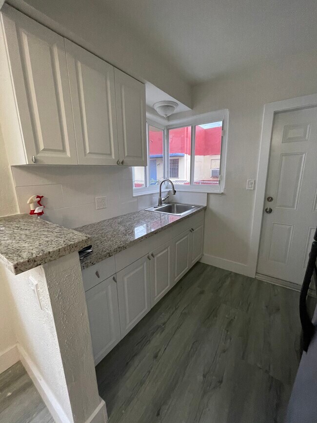 KITCHEN - 2114 Biarritz Dr