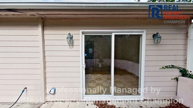 Building Photo - Spacious 3 BD/3 BA Home with Open Floorpla...