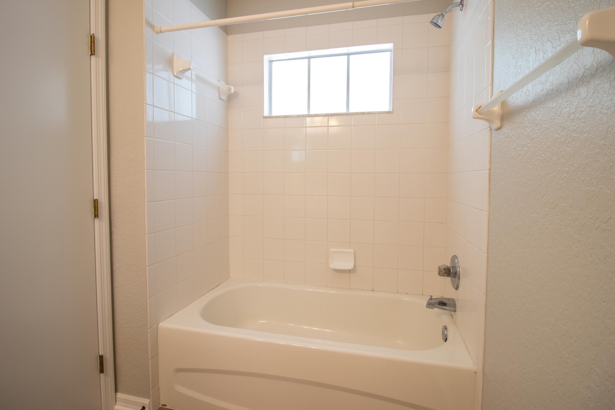 Building Photo - 405 S Lake Ave