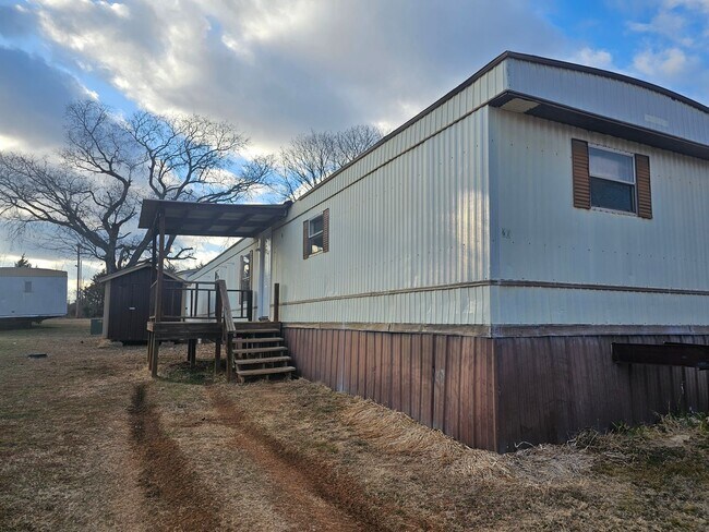 Building Photo - 3 bed 2 bath mobile home Secrion 8 accepted