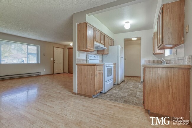 Building Photo - Charming Duplex with Garage Near the Washo...