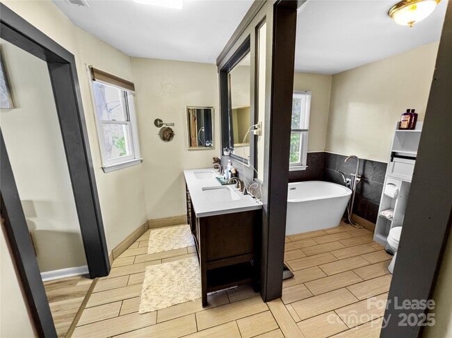 Building Photo - 9808 Emerald Point Dr