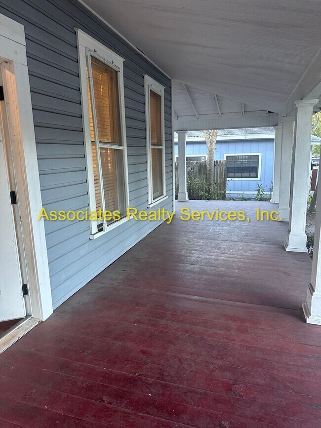 Building Photo - Totally Remodeled Vintage Home - FULLY FURNISHED!!!