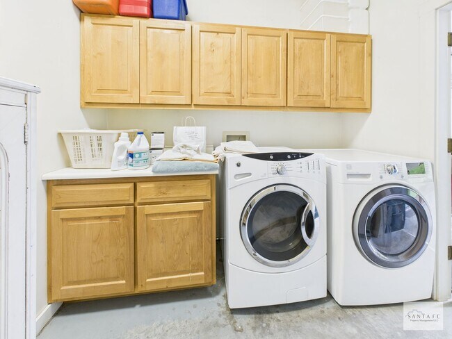 Building Photo - Downtown Fully Furnished Home Available Now!