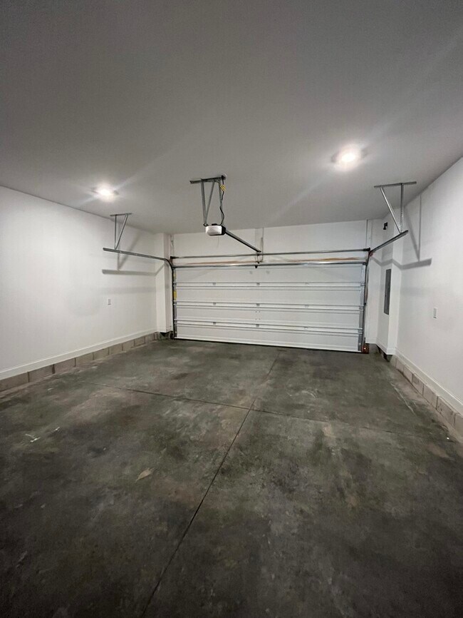 Building Photo - Beautiful 2-Bedroom Townhome with Modern C...