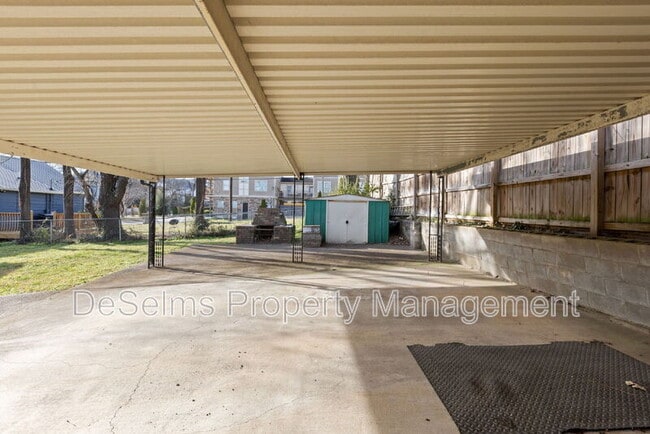 Building Photo - 922 Wedgewood Ave