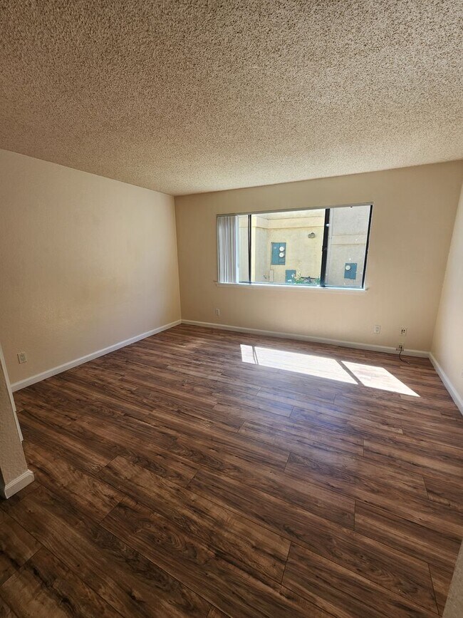 Building Photo - 2 Bed, 1 Bath Single Level Grover Beach Condo- Small Pets Considered