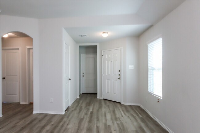 Building Photo - 17430 Linthorne St