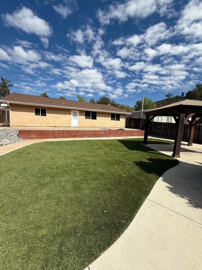 Building Photo - Beautiful 3 Bedroom 2 bath home in well de...