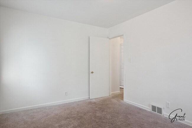 Building Photo - 3 bedroom - 1.5 bath - bungalow - $1250