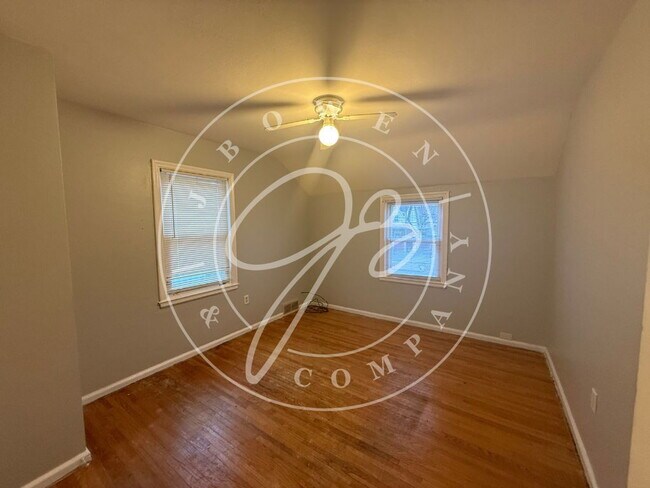 Building Photo - 3-Bedroom 1 1/2 Bathroom home in West Toledo with Hardwood Floors!