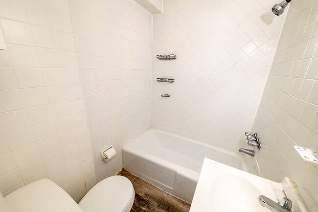 Building Photo - 412 Walker St