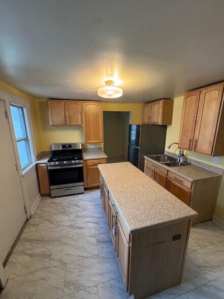 Building Photo - 58 Caledonia St NE