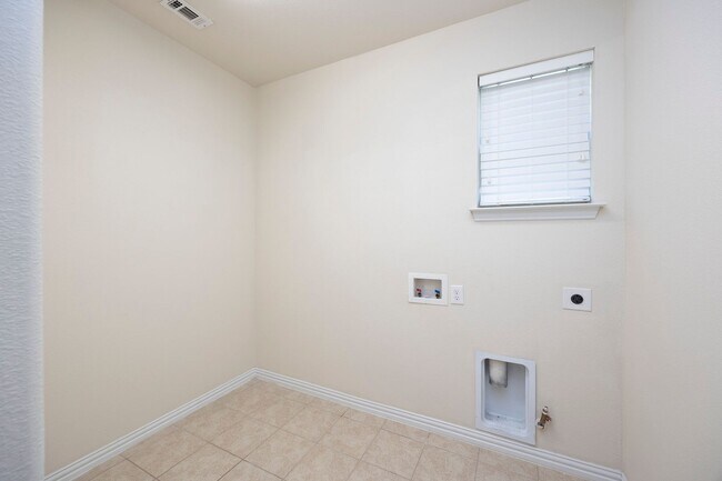 Building Photo - Elegant 5-Bedroom Home in Frisco ISD with ...
