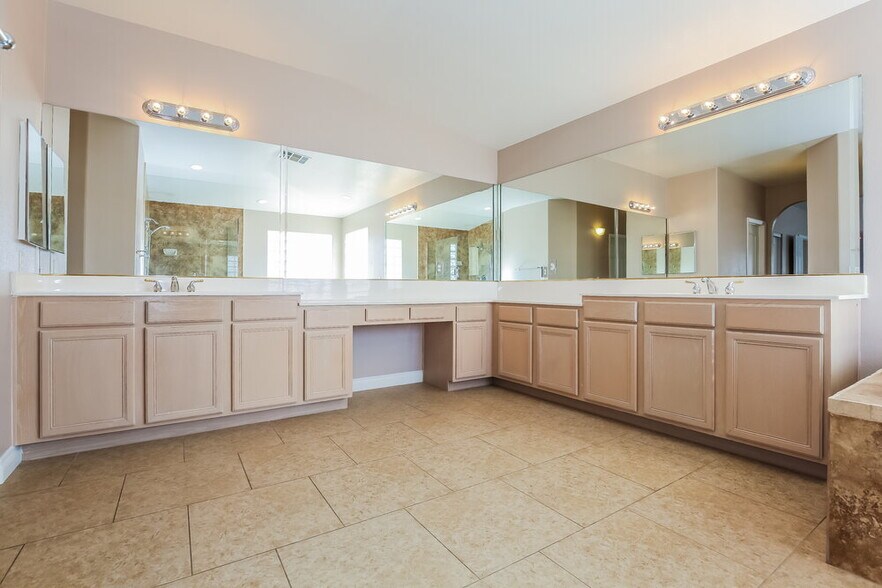 Building Photo - 1102 Broomfield Dr