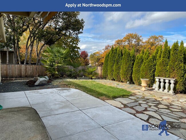 Building Photo - PET FRIENDLY!! Beautiful 3 Bedroom 2 Bath Home in Eagle Point Golf Course Community