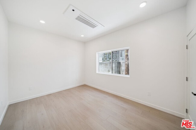 Building Photo - 1513 S Hayworth Ave
