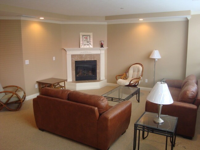 Additional Unit Family Room - Suites on 933