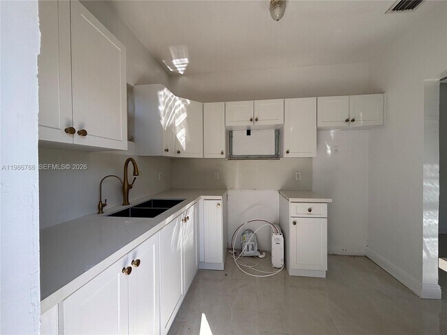 Building Photo - 521 NW 48th St